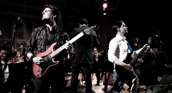 Jorge tocando guitarra con la Orquesta Sinfónica Juvenil de Chacao