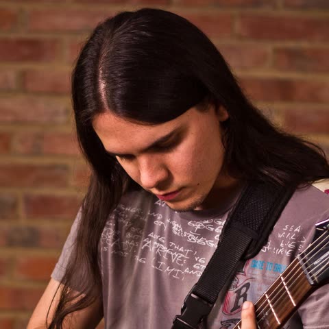 Jorge Rojas Vahlis tocando guitarra