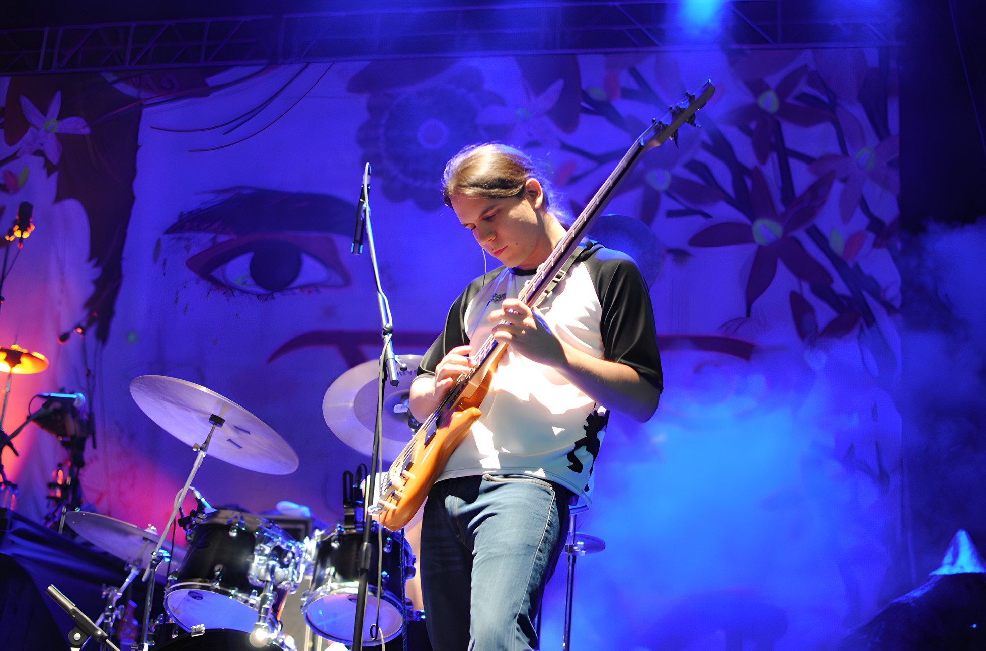 Jorge en el escenario abriendo el concierto de Steve Vai