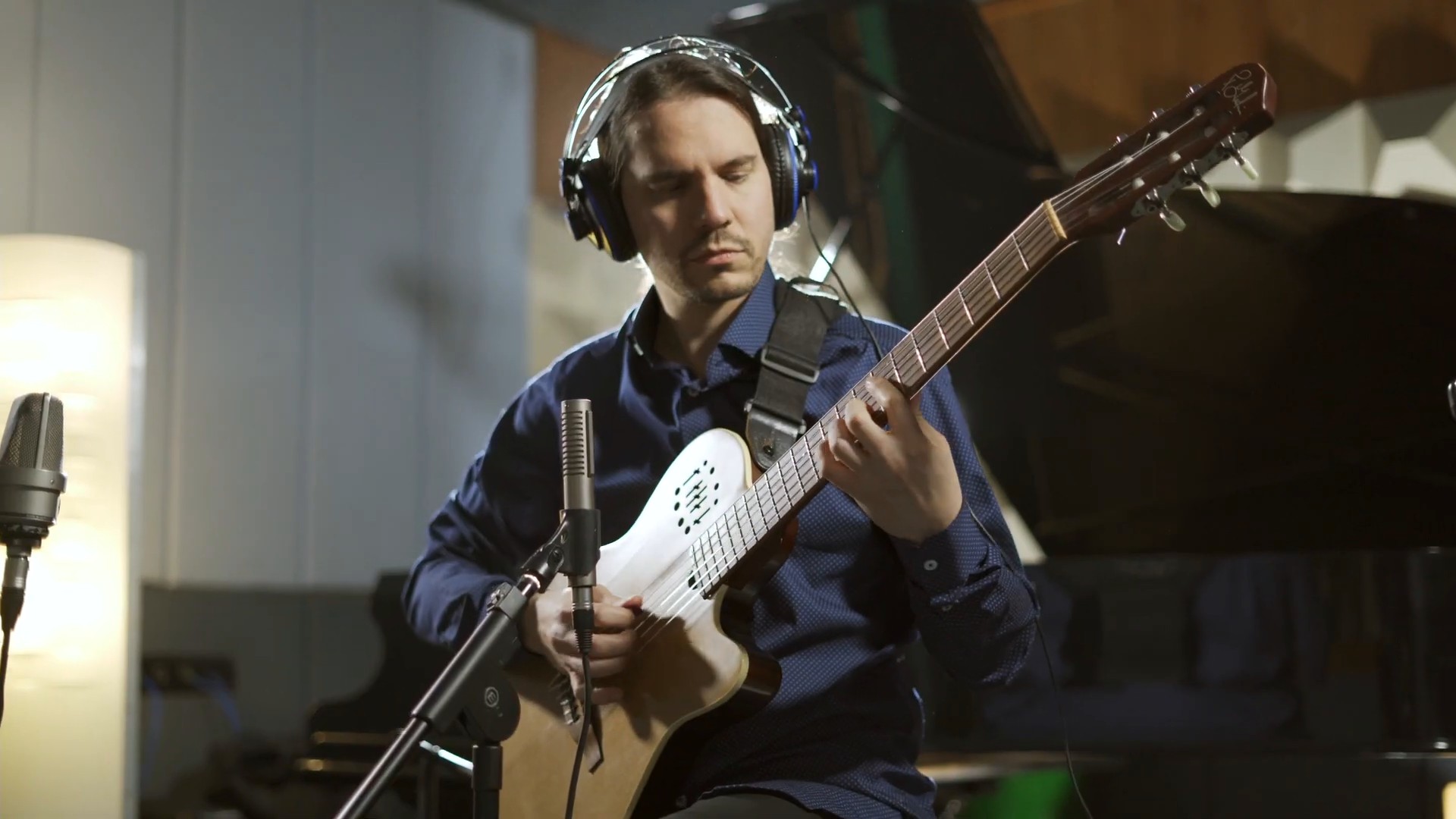 Jorge Rojas Vahlis grabando guitarra en el estudio